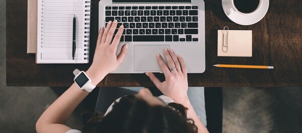 Девушка работает с ноутбуком, архивное фото - Sputnik Литва