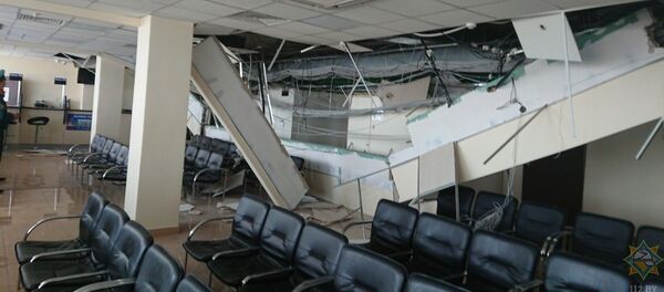 Повреждение подвесного потолка в Минске, 24 июля 2019 года - Sputnik Литва