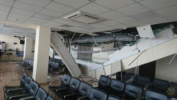 Повреждение подвесного потолка в Минске, 24 июля 2019 года - Sputnik Литва