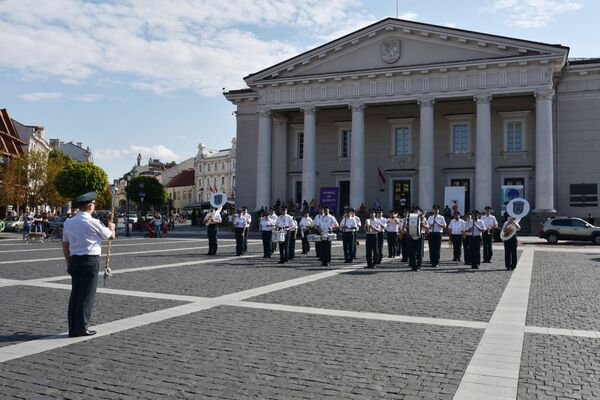 Выступление оркестра духовых инструментов МВД Литвы на Ратушной площади Вильнюса - Sputnik Литва
