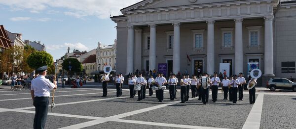 Выступление оркестра духовых инструментов МВД Литвы на Ратушной площади Вильнюса - Sputnik Lietuva