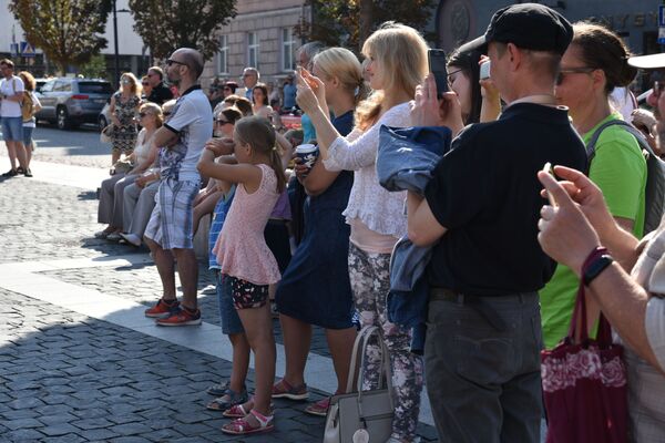 Выступление оркестра духовых инструментов МВД Литвы на Ратушной площади Вильнюса - Sputnik Литва