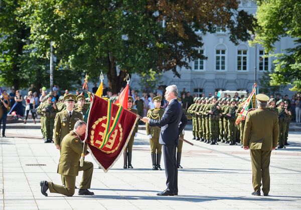 Fotofaktas: Nausėda inauguravo naująjį kariuomenės vadą Fotofaktas: Nausėda inauguravo naująjį kariuomenės vadą - Sputnik Lietuva