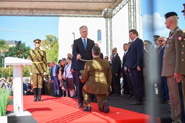 Fotofaktas: Nausėda inauguravo naująjį kariuomenės vadą Fotofaktas: Nausėda inauguravo naująjį kariuomenės vadą - Sputnik Lietuva
