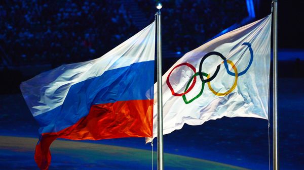 Олимпийский флаг и флаг России, архивное фото - Sputnik Литва