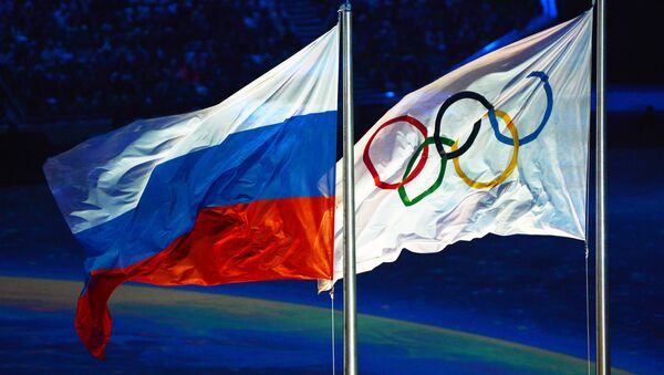 Олимпийский флаг и флаг России, архивное фото - Sputnik Литва