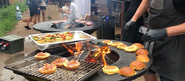 Veganams ir mėsos mėgėjams: Vilniuje virėjai sukūrė unikalius mėsainius Veganams ir mėsos mėgėjams: Vilniuje virėjai sukūrė unikalius mėsainius - Sputnik Lietuva