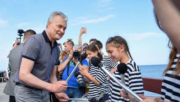 Gitanas Nausėda dalyvauja akcijoje Pasveikink jūrą Palangoje - Sputnik Lietuva