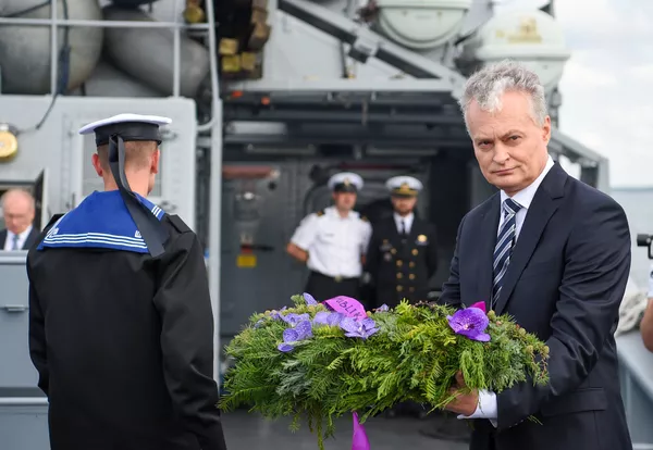 Klaipėdoje įvyko vainikų nuleidimo į Baltijos jūrą ceremonija Klaipėdoje įvyko vainikų nuleidimo į Baltijos jūrą ceremonija - Sputnik Lietuva