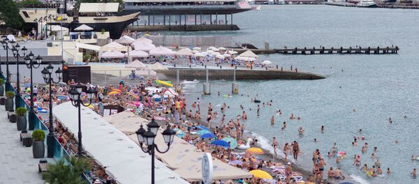 Отдыхающие на пляже в Ялте - Sputnik Lietuva