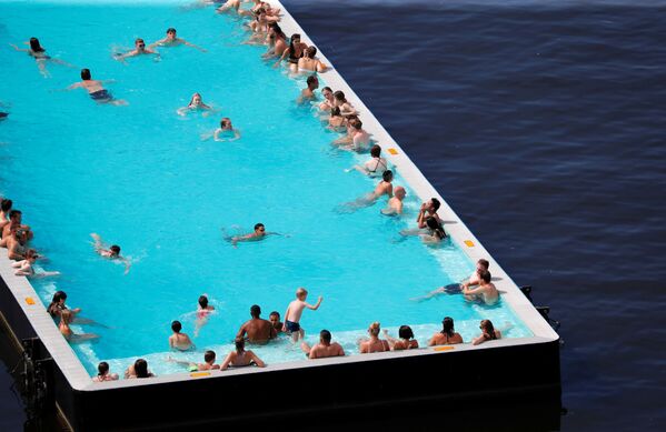 Люди охлаждаются в футуристически спроектированном корабле-бассейне на реке Шпрее в Берлине во время рекордной жары в Германии - Sputnik Lietuva