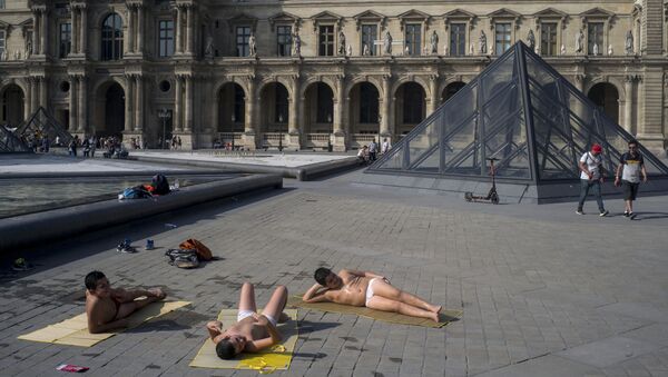 Люди охлаждаются рядом с фонтанами в Лувре, Париж, Франция - Sputnik Lietuva