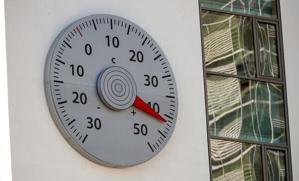 Термометр на стене штаб-квартиры Рамочной конвенции ООН об изменении климата в Берлине показывает 42 градуса жары - Sputnik Lietuva