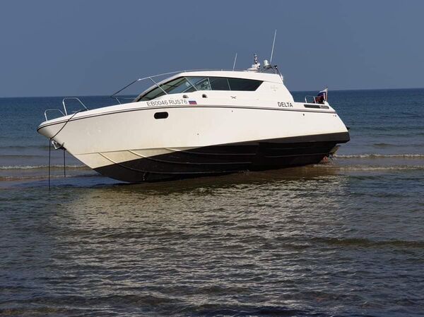 У берегов Латвии сел на мель российский катер У берегов Латвии сел на мель российский катер - Sputnik Литва