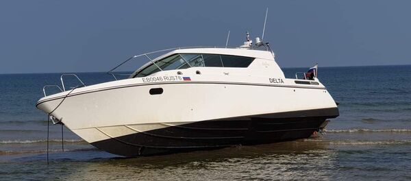 Российский прогулочный катер, севший на мель в Латвии, 28 июля 2019 Российский прогулочный катер, севший на мель в Латвии, 28 июля 2019 - Sputnik Lietuva