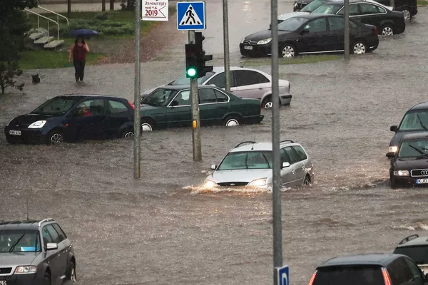 Skęstantys Mažeikiai: miestą užklupo dešimtmetį nematyta liūtis Skęstantys Mažeikiai: miestą užklupo dešimtmetį nematyta liūtis - Sputnik Lietuva