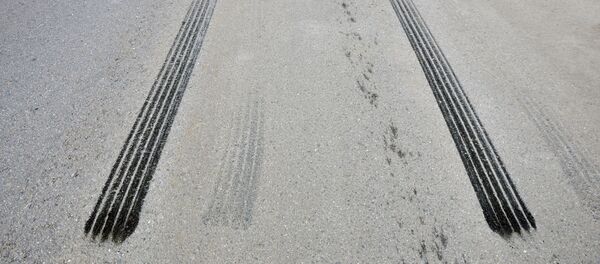 След аварийного торможения на дороге, архивное фото - Sputnik Lietuva