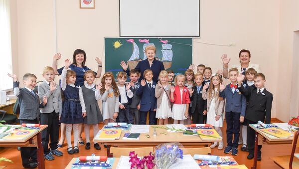 Президент Литвы Даля Грибаускайте поздравляет детей с днем знаний 1 сентября - Sputnik Литва
