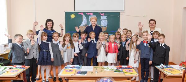 Президент Литвы Даля Грибаускайте поздравляет детей с днем знаний 1 сентября Президент Литвы Даля Грибаускайте поздравляет детей с днем знаний 1 сентября - Sputnik Lietuva
