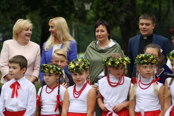 Младшеклассники и руководство школы-сада Шальтинелис Младшеклассники и руководство школы-сада Шальтинелис - Sputnik Литва