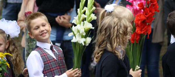Первоклассники с цветами на линейке в честь Дня знаний - Sputnik Lietuva