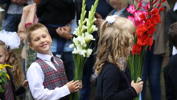 Первоклассники с цветами на линейке в честь Дня знаний - Sputnik Lietuva
