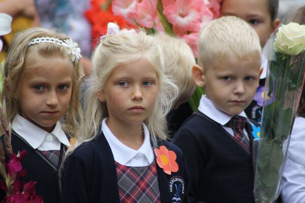 Школьники на праздничном мероприятии первого сентября Школьники на праздничном мероприятии первого сентября - Sputnik Литва
