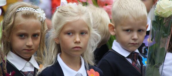 Школьники на праздничном мероприятии первого сентября - Sputnik Литва