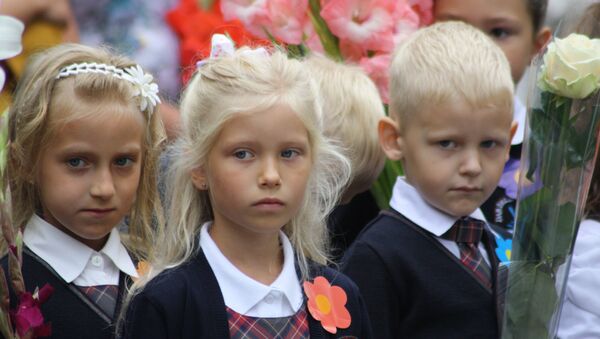 Школьники на праздничном мероприятии первого сентября - Sputnik Литва