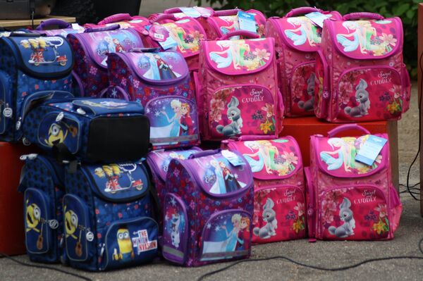 Рюкзаки со школьными принадлежностями от МИД Польши Рюкзаки со школьными принадлежностями от МИД Польши - Sputnik Литва