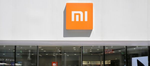 Логотип и магазин  Xiaomi, архивное фото - Sputnik Lietuva