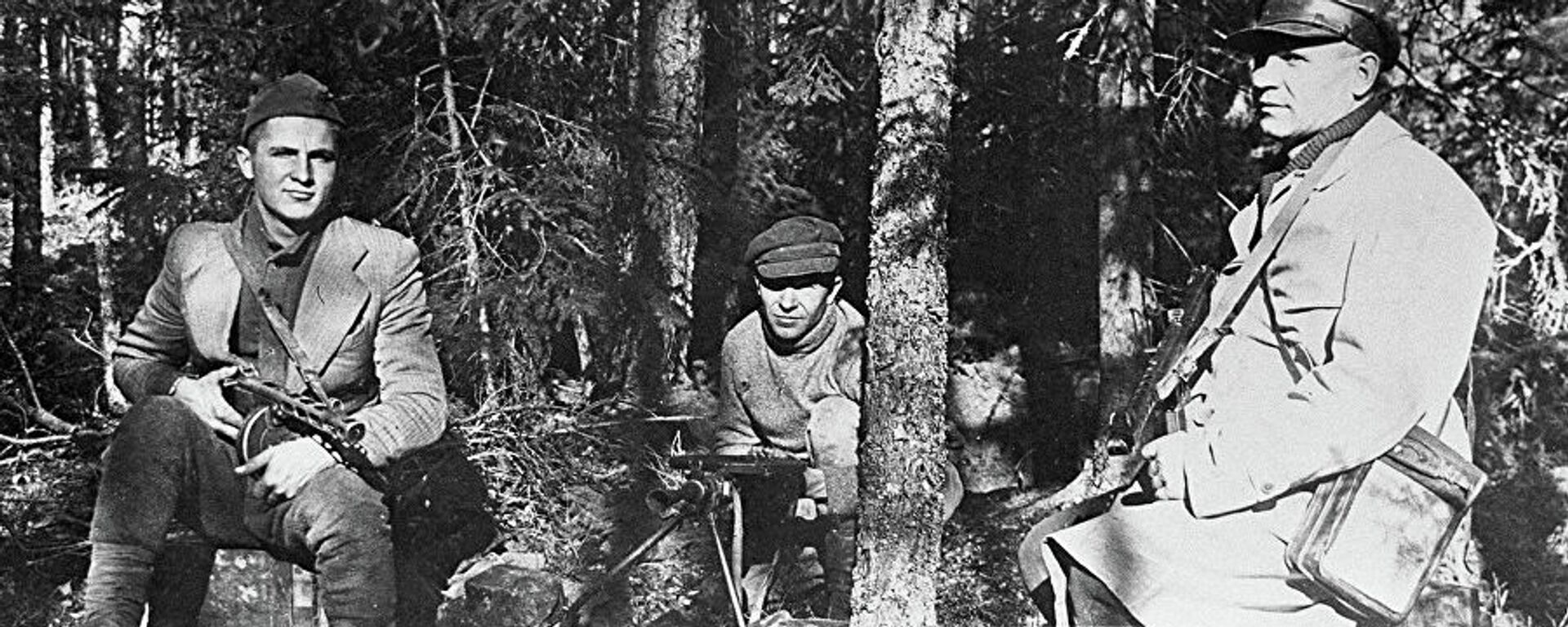 Литовские партизаны в лесном лагере, архивное фото - Sputnik Литва, 1920, 09.05.2025
