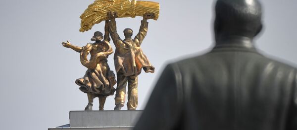 Traktorininko bei kolūkietės skulptūra Maskvoje, archyvinė nuotrauka Traktorininko bei kolūkietės skulptūra Maskvoje, archyvinė nuotrauka - Sputnik Lietuva
