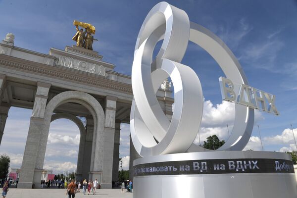Арт объект, посвященный 80-летию ВДНХа напротив арки главного входа на ВДНХ в Москве - Sputnik Литва