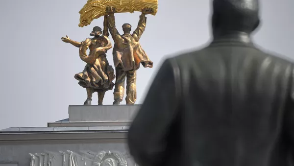 Traktorininko bei kolūkietės skulptūra Maskvoje, archyvinė  nuotrauka - Sputnik Lietuva