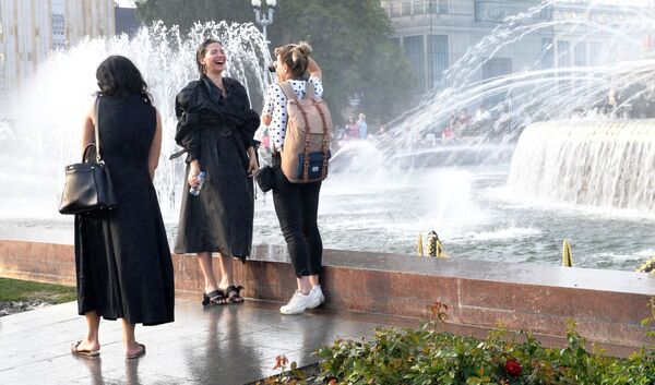 Девушки фотографируются у фонтанов Центральной аллеи ВДНХ в Москве - Sputnik Lietuva