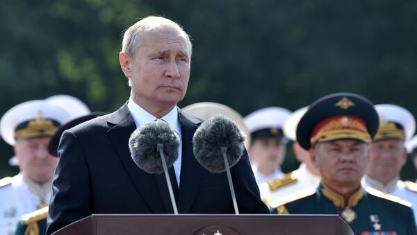  Президент РФ, верховный главнокомандующий Владимир Путин выступает на Адмиралтейской набережной во время Главного военно-морского парада  - Sputnik Литва