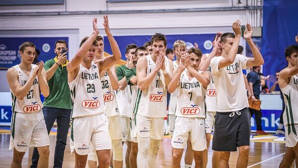 Баскетболисты сборной Литвы (U-18) на юниорском чемпионате Европы в греческом Волосе - Sputnik Литва