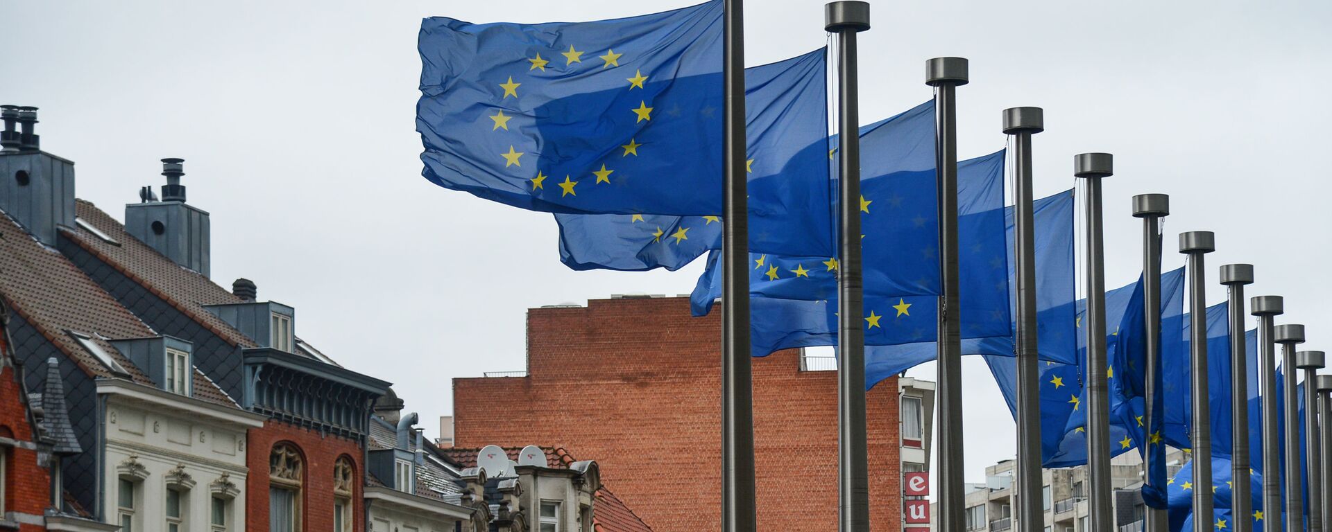 Флаги с символикой Евросоюза у здания Еврокомиссии в Брюсселе, архивное фото - Sputnik Литва, 1920, 13.04.2021