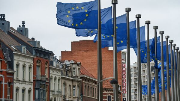 Флаги с символикой Евросоюза у здания Еврокомиссии в Брюсселе, архивное фото - Sputnik Lietuva