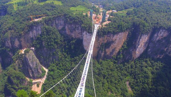 В Китае официально открылся самый длинный в мире стеклянный мост - Sputnik Литва