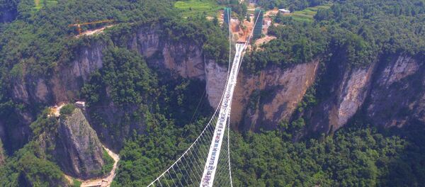 В Китае официально открылся самый длинный в мире стеклянный мост - Sputnik Литва