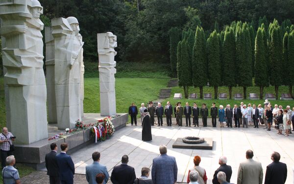 Траурная церемония у мемориала на Антакальнисском кладбище Вильнюса - Sputnik Литва