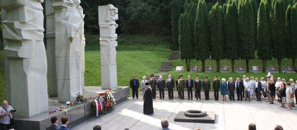 Траурная церемония у мемориала на Антакальнисском кладбище Вильнюса Траурная церемония у мемориала на Антакальнисском кладбище Вильнюса - Sputnik Lietuva