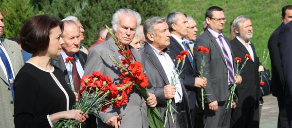 Цветы от дипломатов и общественников - Sputnik Литва