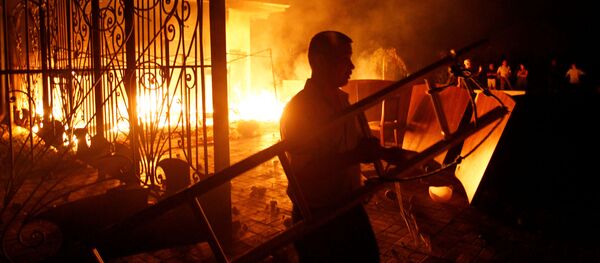 Сторонники бывшего президента Кыргызстана Алмазбека Атамбаева охраняют его дом во время операции сил государственной безопасности по задержанию Атамбаева, обвиняемого в коррупции, с пламенем на заднем плане, в деревне Кои Таш близ Бишкека, Кыргызстан, 7 августа 2019 года Сторонники бывшего президента Кыргызстана Алмазбека Атамбаева охраняют его дом во время операции сил государственной безопасности по задержанию Атамбаева, обвиняемого в коррупции, с пламенем на заднем плане, в деревне Кои Таш близ Бишкека, Кыргызстан, 7 августа 2019 года - Sputnik Lietuva