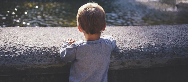 Ребенок на фоне фонтана, архивное фото Ребенок на фоне фонтана, архивное фото - Sputnik Литва