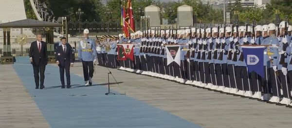 Vladimiras Zelenskis vizito metu vos nepažeidė protokolo Vladimiras Zelenskis vizito metu vos nepažeidė protokolo - Sputnik Lietuva