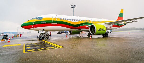 Самолет airBaltic в цветах национального флага Литвы, архивное фото - Sputnik Литва