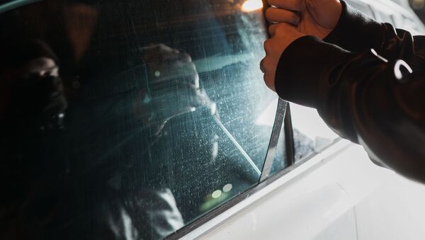 Вор пытается открыть дверь автомобиля, архивное фото - Sputnik Lietuva